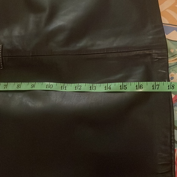 Michael Kors LeatherSkirt size 6.Two front pockets.Looks like brand new.18”long - Picture 7 of 7